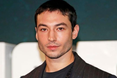 EZRA MILLER ES ACUSADO DE SER EL LÍDER DE UNA SECTA. EL ACTOR SUMA UNA NUEVA POLÉMICA A SU LISTA.