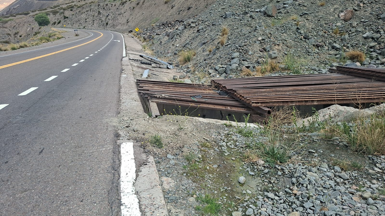 La parte de la vía donde colisionó la camioneta. La parte de la vía donde colisionó la camioneta.