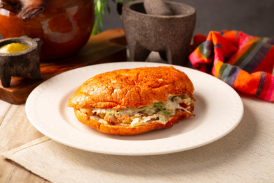 MDZol | Con el tiempo, la receta se adaptó en la Ciudad de México, incorporando el chile guajillo y el relleno de papa con chorizo, convirtiéndose en un clásico de las fondas y ferias.