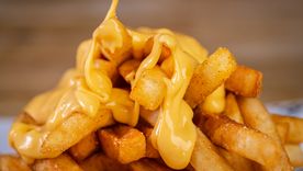 Seguí esta receta de papas fritas con queso cheddar y llevá tus papas al siguiente nivel. Seguí esta receta de papas fritas con queso cheddar y llevá tus papas al siguiente nivel.