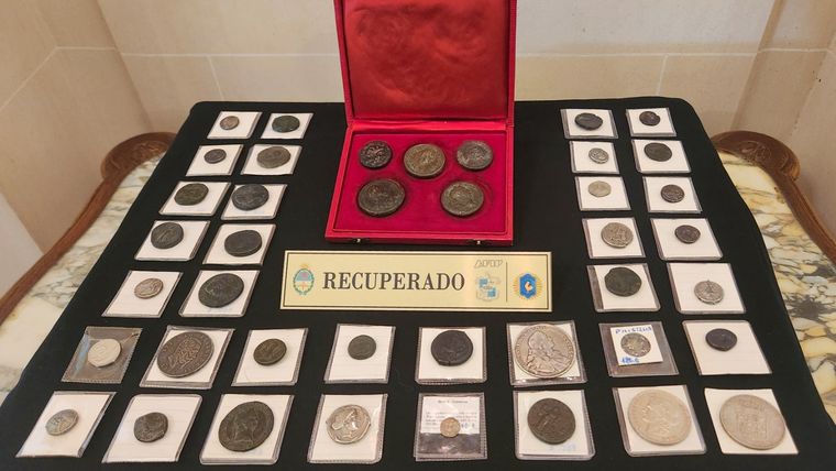 Las monedas del Imperio Romano exhibidas durante el acto de restitución Foto: Aduana