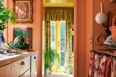 Este naranja impregna en todas las paredes de esta cocina un cálido telón de fondo para resaltar su colorida cerámica.