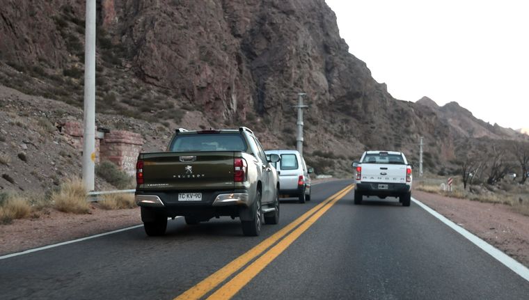 Los sobrepasos en zonas prohibidas están entre las conductas de riesgo más frecuentes. Foto: ALF PONCE MERCADO / MDZ