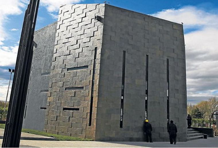 El mausoleo donde descansan los restos de Kirchner. Foto: publicada por La Nación