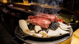 La parrilla coreana de mesa permite cocinar carne y verduras al momento, una costumbre muy común en Asia del Este. La parrilla coreana de mesa permite cocinar carne y verduras al momento, una costumbre muy común en Asia del Este.