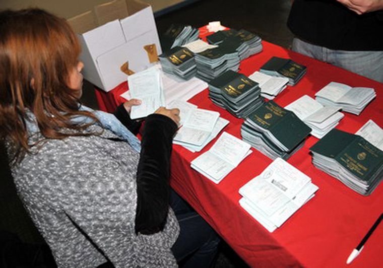 Miles de DNI ya están en las oficinas para ser entregados. Foto: Nacho Gaffuri / MDZ