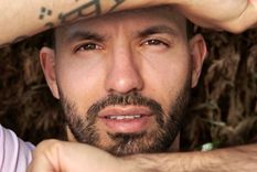 Súper controlado El Kun lleva en su pecho un dispositivo para cuidar su salud. Súper controlado El Kun lleva en su pecho un dispositivo para cuidar su salud.