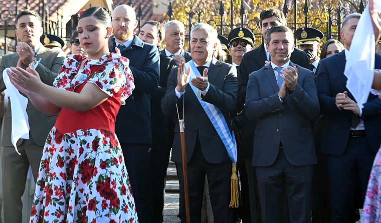 Mendoza celebra el 25 de Mayo con el tradicional Toque de Diana en la residencia oficial.