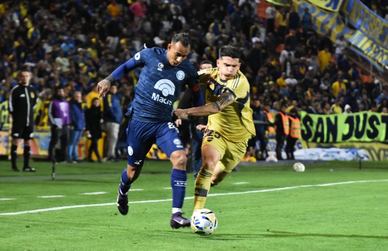 Sebastián Villa encara ante la marca de Blanco. Sebastián Villa encara ante la marca de Blanco.