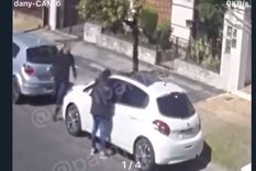 quisieron robarle el auto y escapo embistiendo contra los ladrones