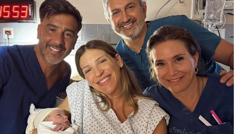 La felicidad de los papás tras el nacimiento de su pequeña hija. Foto: Instagram: @macarinaldiok.