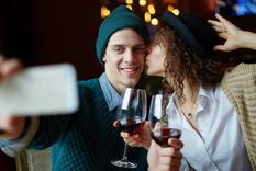 Millennials disfrutando del vino. Foto: spiritedbiz.com