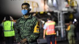 Un soldado mexicano frente a un avión que llegó hace unos días con material protector como mascarillas desde China.