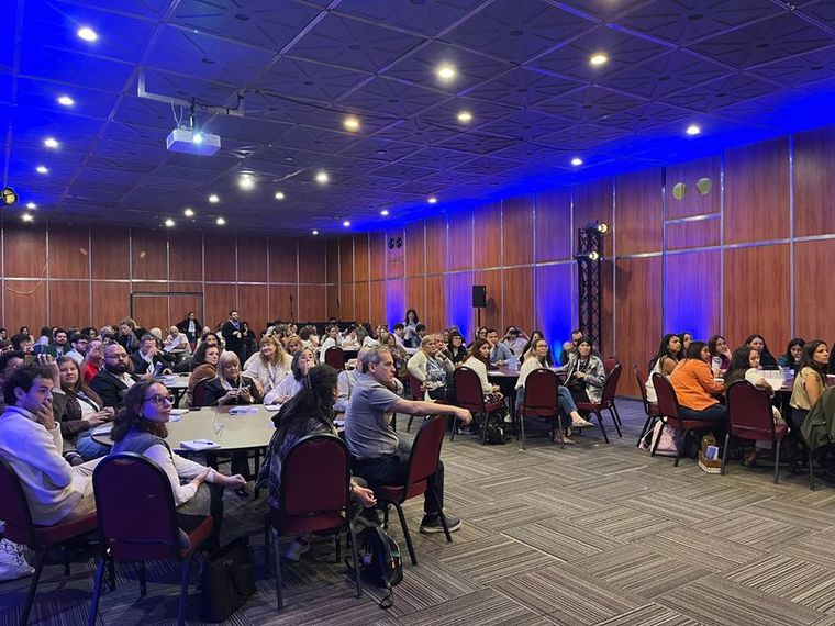 La educación no es solo sobre lo que los estudiantes saben, sino sobre quiénes se convierten. La educación no es solo sobre lo que los estudiantes saben, sino sobre quiénes se convierten.
