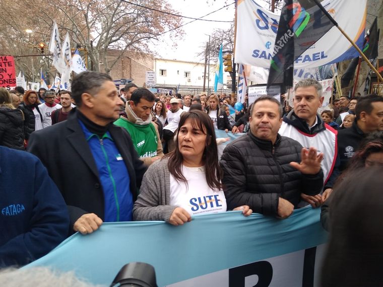 Carina Sedano y Gustavo Correa (derecha) en la manifestación del martes