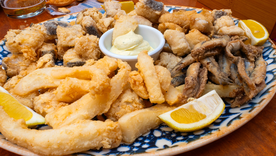 Esta receta es tan representativa de Andalucía que incluso existe un día dedicado al pescaíto frito en varias ferias gastronómicas donde se rinde homenaje a esta receta tradicional.
