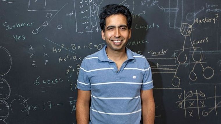 La Khan Academy fundada por Khan ofrece clases en más de 46 idiomas.