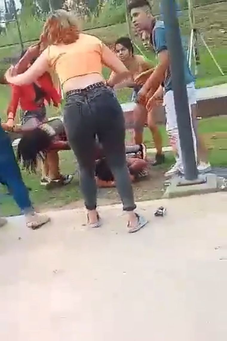 Las jóvenes salían de un boliche y se enfrentaron a las piñas