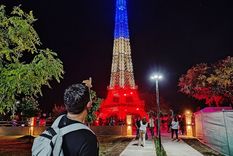 La réplica de la torre Eiffel fue inaugurada en la noche del lunes en la localidad cordobesa de Villa Parque Síquiman. Foto: Facebook Marcos Montoya