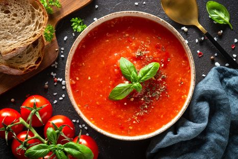 Increíble receta de sopa de tomate y albahaca lista en 15 minutos.