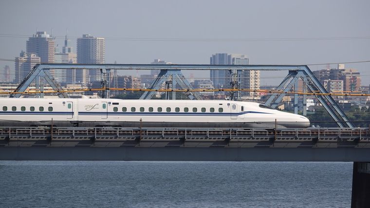 La prueba del tren bala Shinkansen corre entre las estaciones de Shinagawa y Shin-Yokohama el 25 de junio de 2018 en Kawasaki, Kanagawa, Japón.