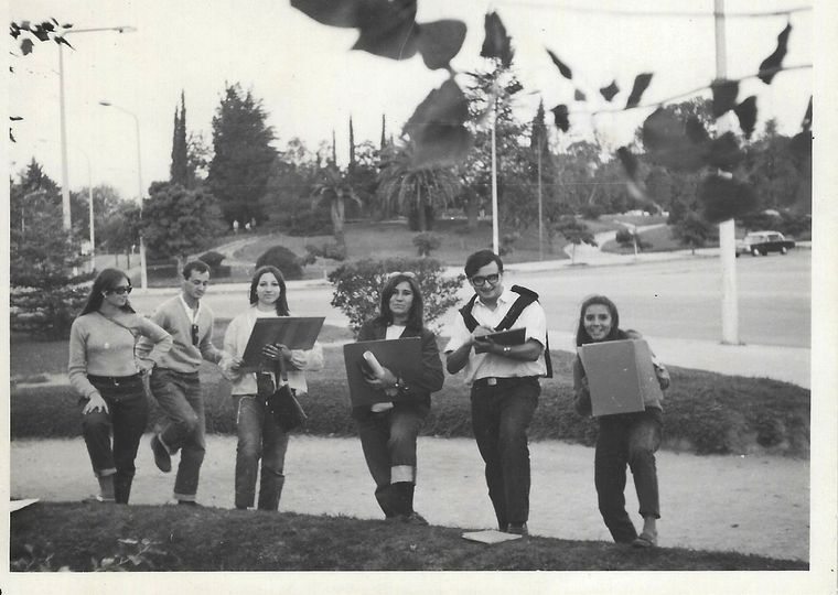 Fanny junto a sus compañeros del primer año de Arquitectura en 1971. Fanny junto a sus compañeros del primer año de Arquitectura en 1971.