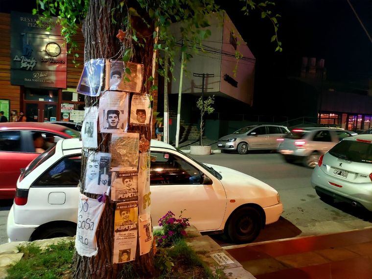 El altar con el pedido de justicia y de fondo el boliche donde se originó la pelea que terminó con la vida de Fernando