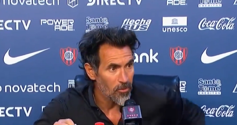 El técnico apuntó contra los medios en conferencia de prensa.