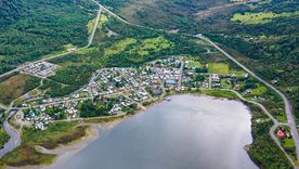 Puyuhuapi es un pueblo de la Patagonia chilena donde las aguas termales se encuentran frente a bosques y montañas. Puyuhuapi es un pueblo de la Patagonia chilena donde las aguas termales se encuentran frente a bosques y montañas.