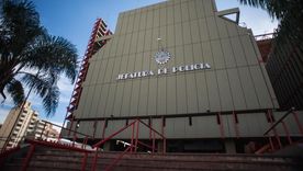 Un cabo fue acusado de haber grabado y fotografiado a compañeras en el baño de la Jefatura de la Policía de Córdoba. Un cabo fue acusado de haber grabado y fotografiado a compañeras en el baño de la Jefatura de la Policía de Córdoba.