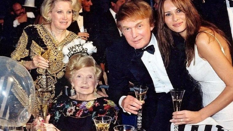 Mary Anne Trump en 1999, poco antes de morir, con su hija Elizabeth, su hijo Donald y la entonces novia de él, Melania Knauss. Foto: BBC