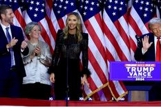 Con vestimenta clara, Susie Wiles, junto a Donald Trump, en Estados Unidos, durante la campaña electoral. Foto Efe