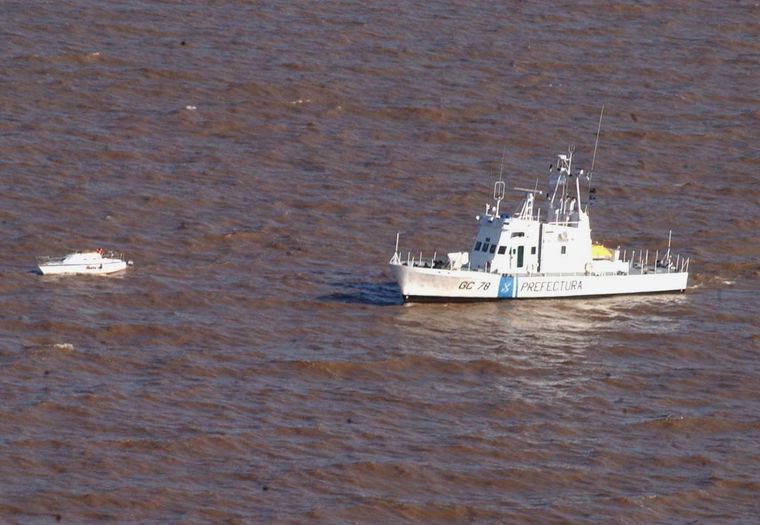 Prefectura Naval trabaja en la búsqueda de los dos kayaksitas desaparecidos.