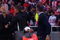 Los técnicos se cruzaron en medio del partido.
