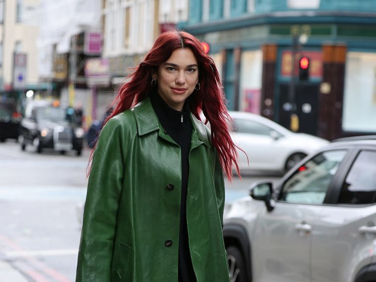 Dua Lipa define las nuevas ideas para combinar botas altas Foto: Vogue