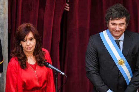 Cristina pierde terreno ante Kicillof y Javier Milei saca ventaja entre los libertarios. Cristina pierde terreno ante Kicillof y Javier Milei saca ventaja entre los libertarios.