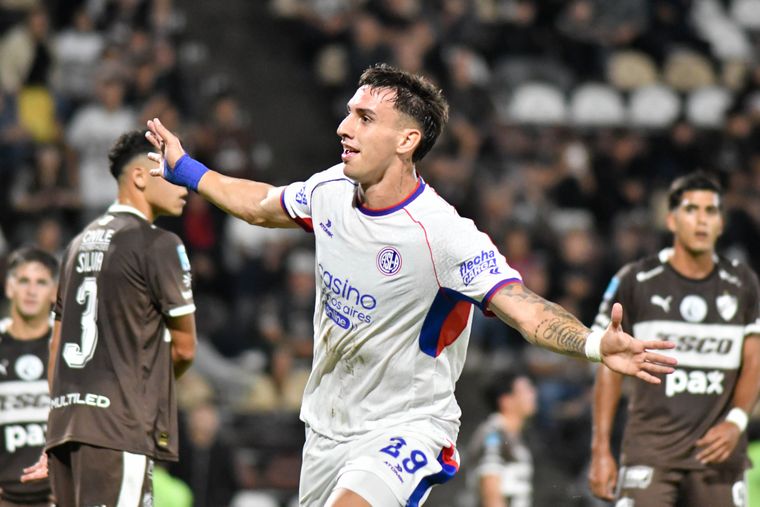 Rodrigo Auzmendi festeja el 1-0 del Ciclón en Vicente López.