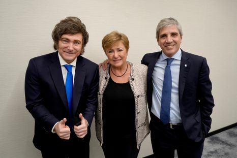 Javier Milei y Luis Caputo con Kristalina Georgieva, en la previa de la llegada de una nueva misión del FMI al país en febrero. El organismo monitorea qué ocurre con la acumulación de reservas y observa el desempeño de la recaudación. Javier Milei y Luis Caputo con Kristalina Georgieva, en la previa de la llegada de una nueva misión del FMI al país en febrero. El organismo monitorea qué ocurre con la acumulación de reservas y observa el desempeño de la recaudación.