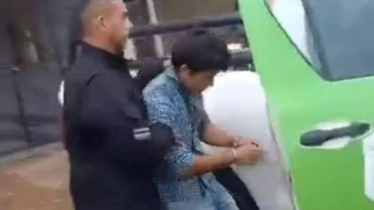 El hombre fue detenido luego de que la familia lo buscara para golpearlo