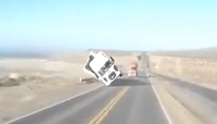 Un camión fue derribado por el viento en Chubut Foto: Captura video Twitter