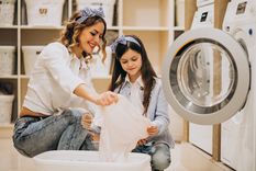 El bicarbonato y vinagre sacan ciertas manchas viejas casi mágicamente. Foto: Foto de Personas creado por senivpetro - www.freepik.es