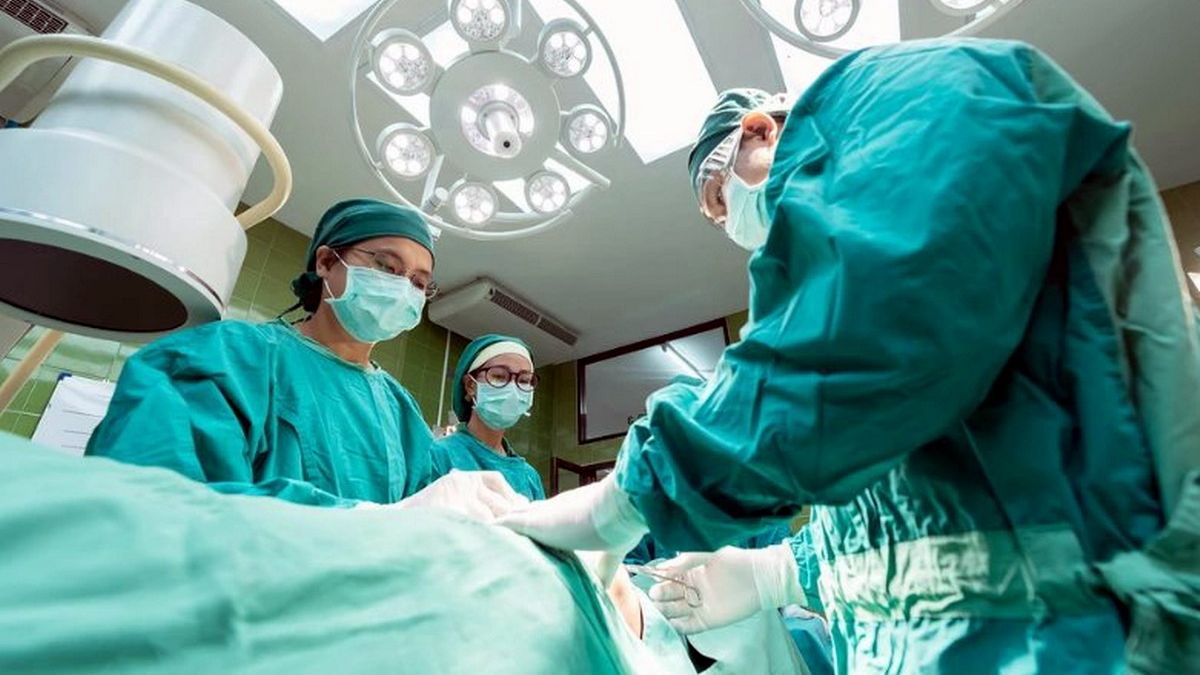 Horror en Ecuador: sicarios ingresaron a un quirófano y asesinaron a un paciente en un hospital
