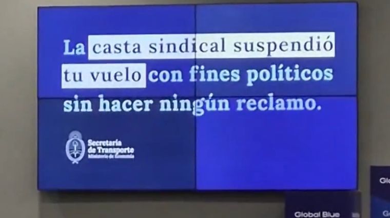 Las pantallas de Aerolíneas Argentinas los aeropuertos de Ezeiza y Aeroparque explicando la razón de la falta de vuelos en la tarde del martes y madrugada del miércoles.