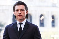 Foto: https://edition.cnn.com/2023/05/11/entertainment/tom-holland-sober-crowded-room/index.html