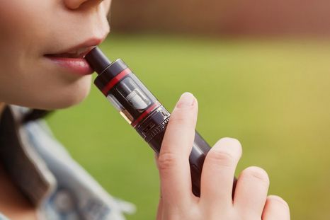 Los cigarrillos electrónicos están alimentando una nueva ola de adicción a la nicotina, advierte la OMS. Foto Dpa. Los cigarrillos electrónicos están alimentando una nueva ola de adicción a la nicotina, advierte la OMS. Foto Dpa.