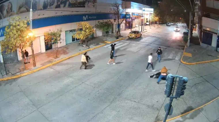 El enfrentamiento tuvo lugar en la intersección de las calles Brown y Juan B. Justo, en la capital de la provincia Foto: Gentileza X LM Neuquén