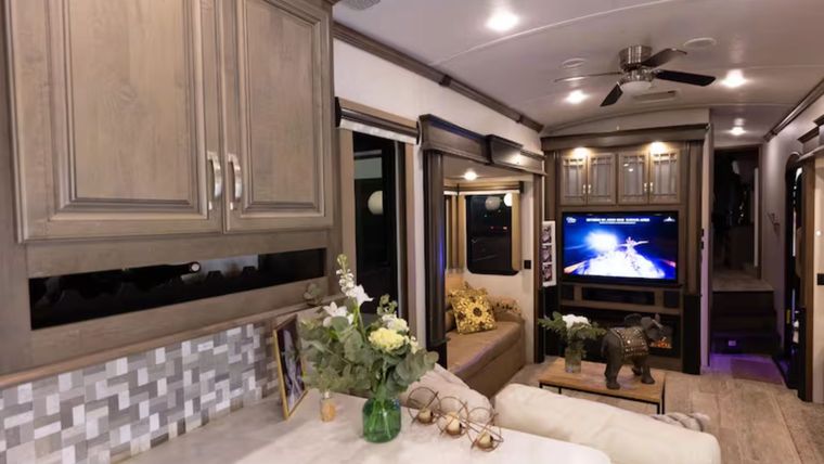 Confort en el living: el llamativo mueble que integra una TV gigante y una chimenea para los días de invierno. Confort en el living: el llamativo mueble que integra una TV gigante y una chimenea para los días de invierno.