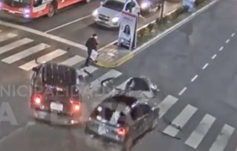 La mujer sufrió golpes de las chapas que volaron por el aire Foto: Captura de video.