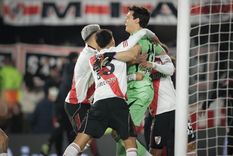 Todo River corre para abrazar a Santiago Beltrán, el héroe en los penales en la infartante clasificación ante San Lorenzo.