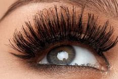 Hay distintas maneras de aumentar el impacto de unas buenas pestañas postizas. Foto: Evening Standard